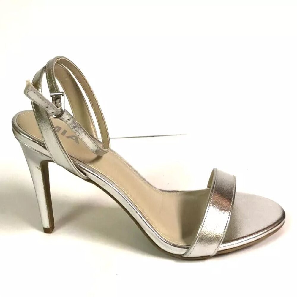 Mia Women’s Maise, Silver Ankle Strap Sandals, Size 9M.